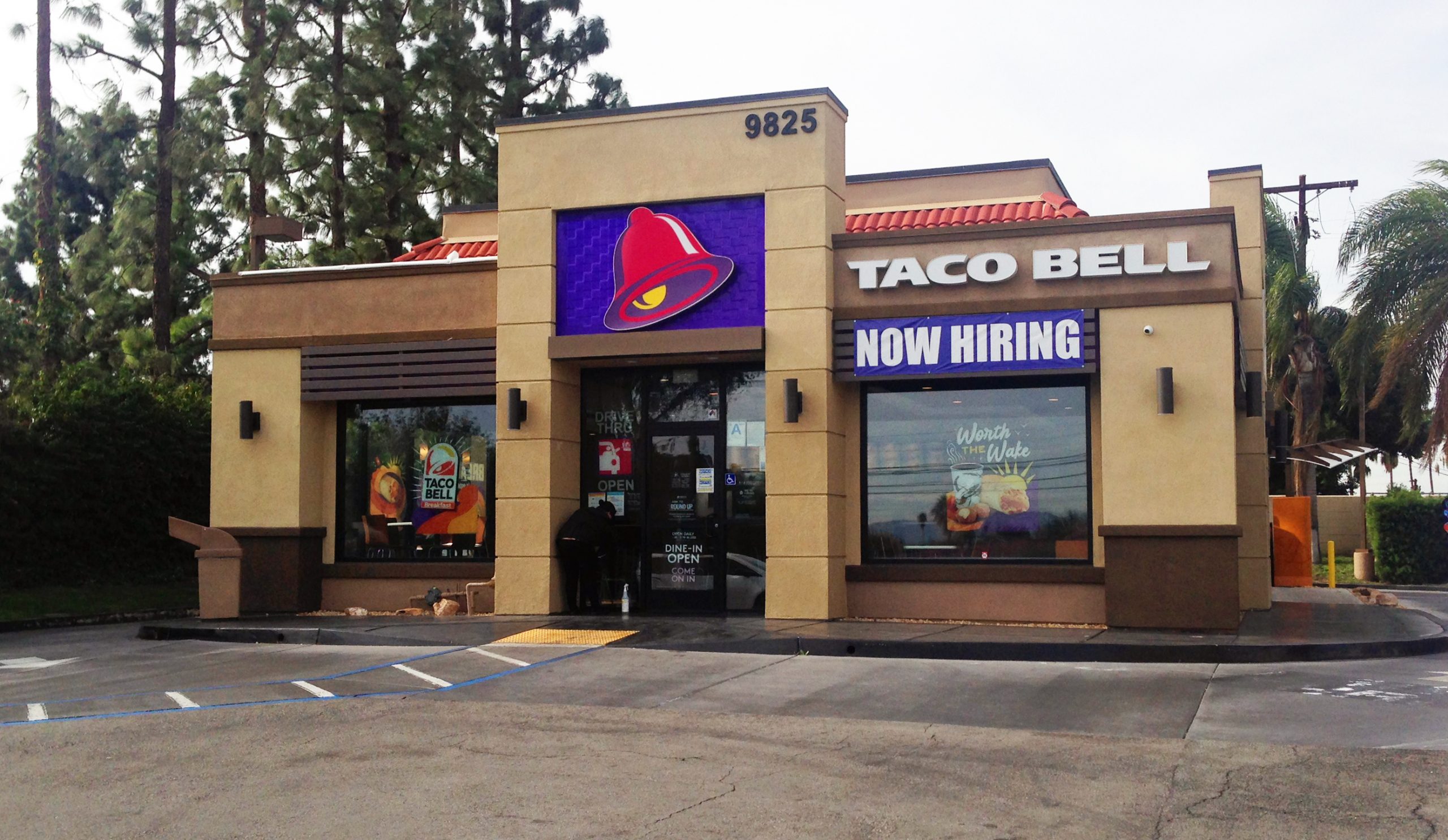 The exterior of a Taco Bell restaurant.